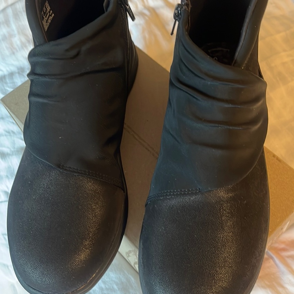 Clark’s Claudsteppers short boots for women . Size 11W. Color black. NWOT
